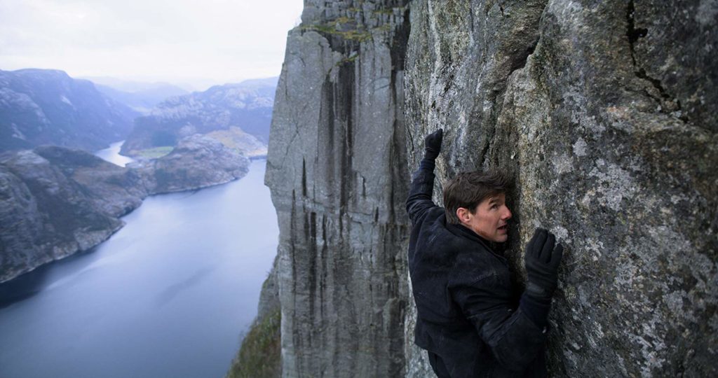 Ethan (Tom Cruise) subindo paredão rochoso