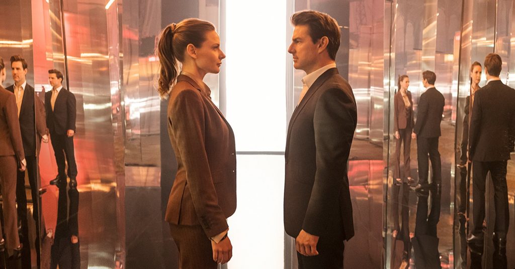 Ilsa (Rebecca Ferguson) e Ethan (Tom Cruise) frente a frente.