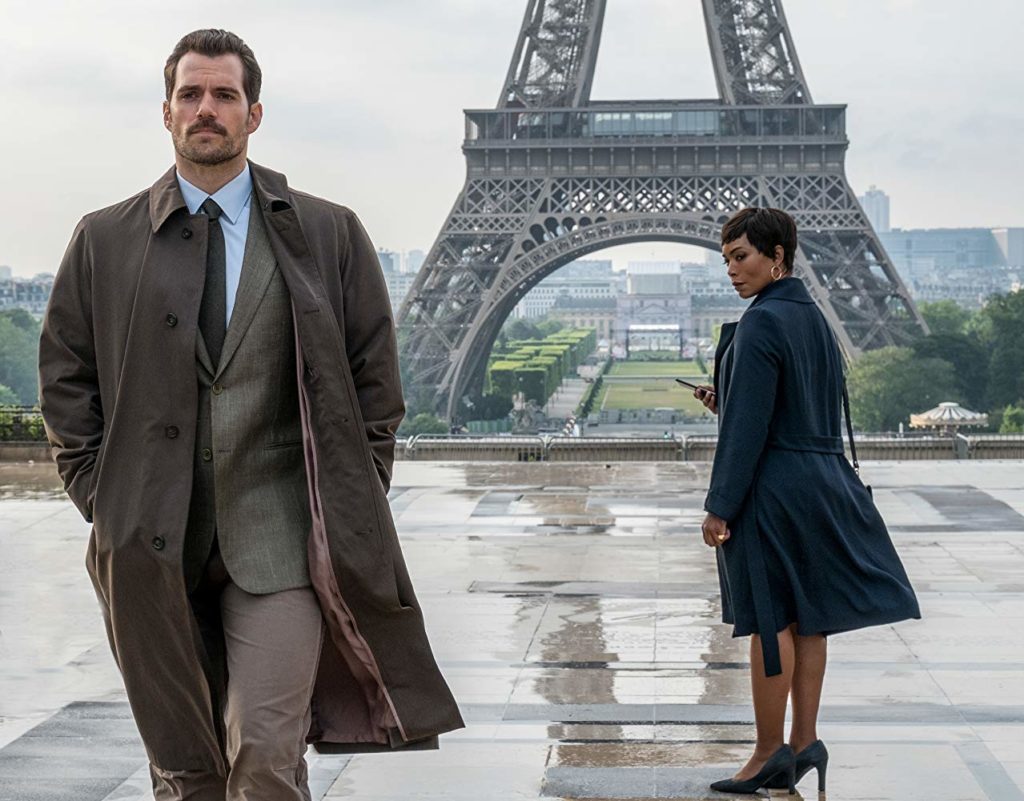 Walker (henry CAvill) andando em direção ao espectador, enquanto Sloan (Angela Bassett), atrás, o observa. Ao fundo vemos a Torre Eifell