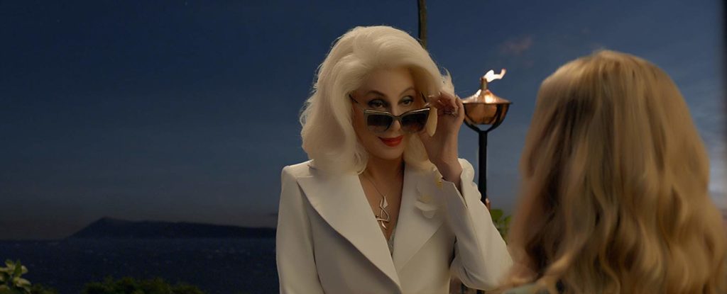 Cher como a avó do século em Mama Mia Lá Vamos Nós de Novo, Maratona de Sofá.