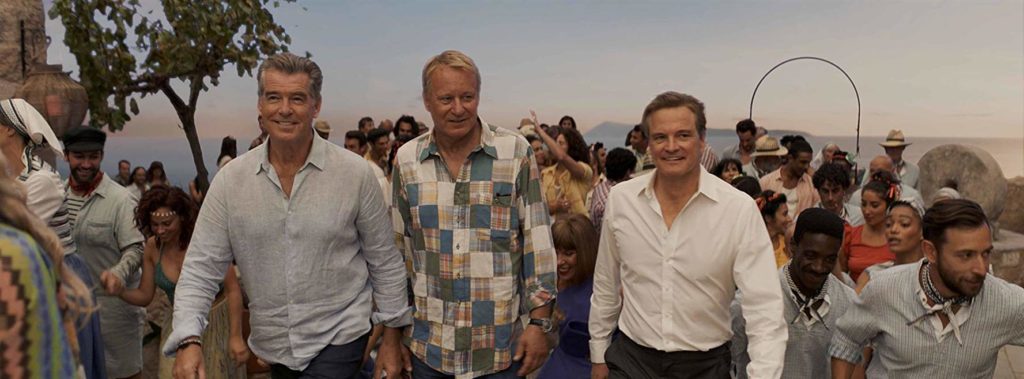 Colin Firth, Stellan Skasgard e Pierce Brosnan fazem entrada triunfal em Mama Mia Lá Vamos Nós de Novo, Maratona de Sofá.