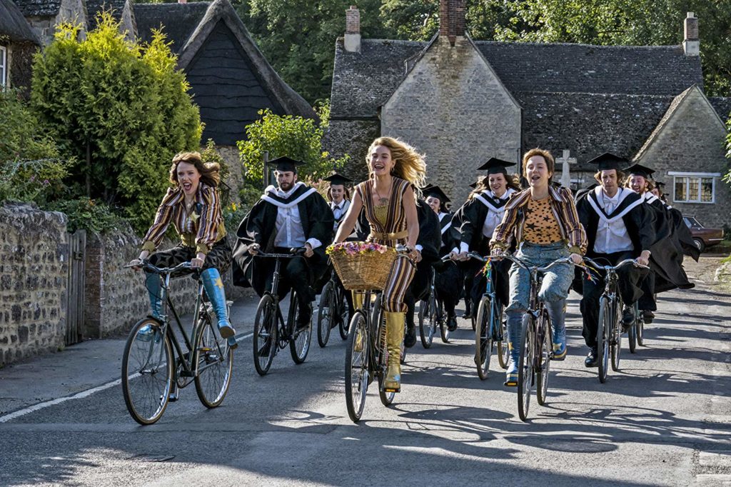 Dona e suas amigas Rosie e Tanya cantam enquanto andam de bicicleta nas ruas de Londres em Mama Mia Lá Vamos Nós de Novo, Maratona de Sofá.