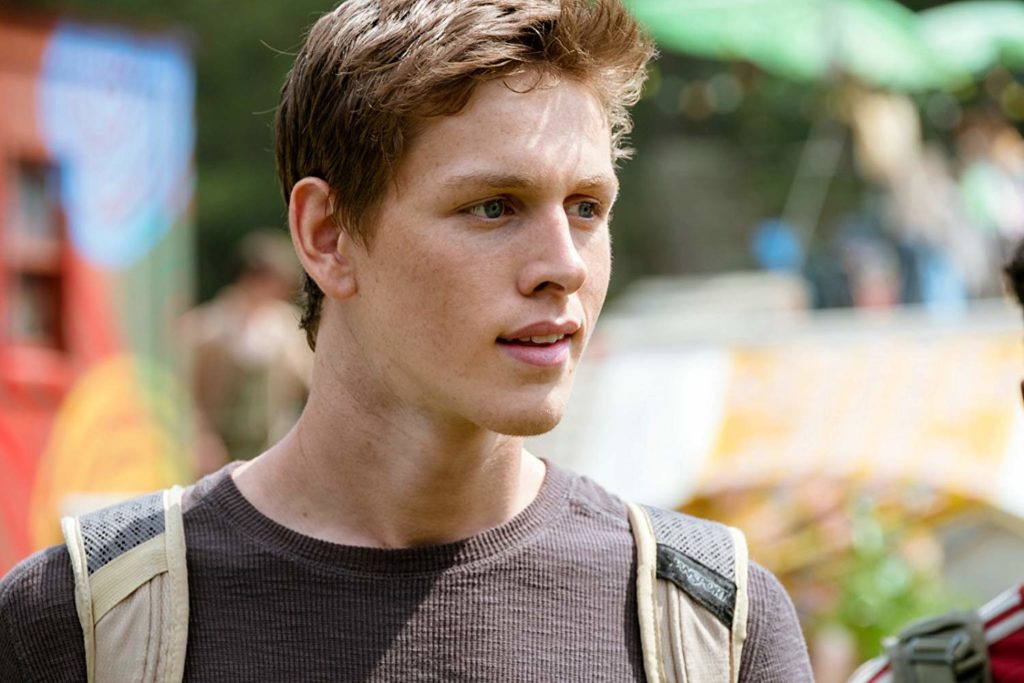 Liam (Harris Dickinson), em close, olhando para o lado