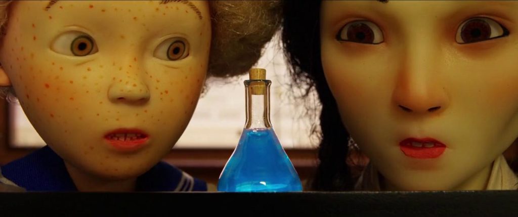 Walker e Yoko Ono, ambas olhando para um frasco com substancia química azul