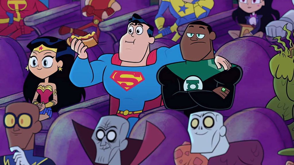 Super-heróis sentados no cinem. Em destaque, Superman comendo um cachorro-quente, e passando o braço nos ombros do Lanterna Verde. Mulher-Maravilha sentada ao lado. Ao redor, personagens como Ajax, Monstro do Pântano, entre outros