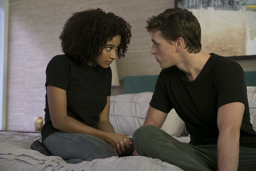 Ruby e Liam sentados numa cama (vestidos, seu tarado), se olhando