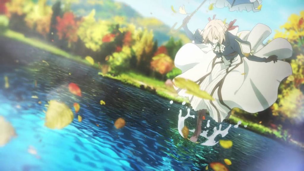Violet caminha sobre a água, enquanto segura o guarda-chuva azul, e folhas de outono caem ao seu redor. Violet Evergarden, Maratona de Sofá.