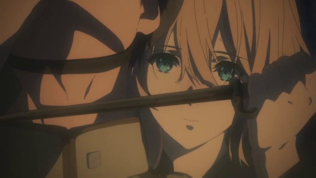 Violet segura uma faca contra o pescoço de um soldado. Seus olhos verde esmeralda estão em destaque. Violet Evergarden, Maratona de Sofá.