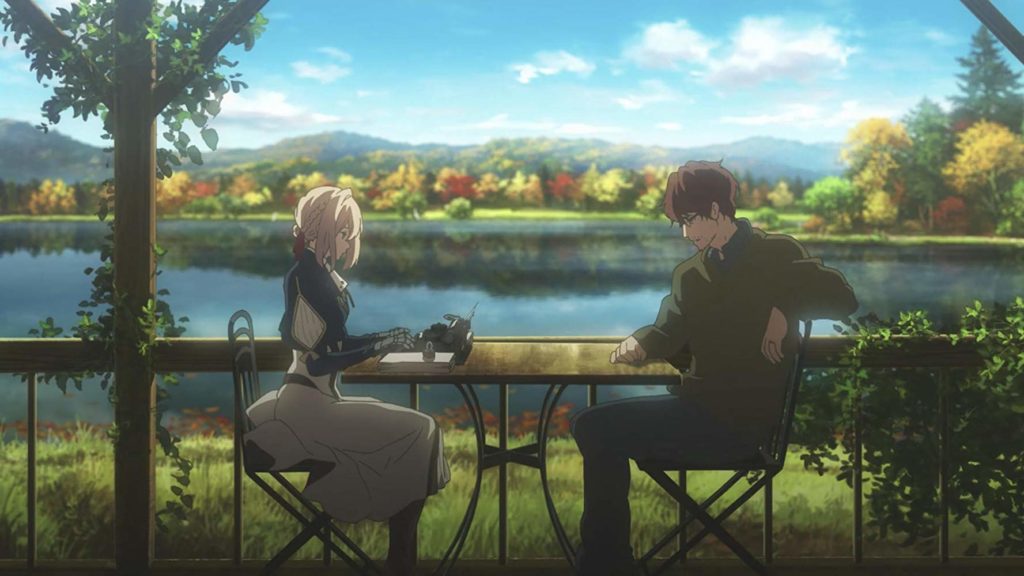 Violet redige uma carta para o escritor. Eles estão sentados numa varanda que dá para o rio, numa tarde de outono. Violet Evergarden, Maratona de Sofá.