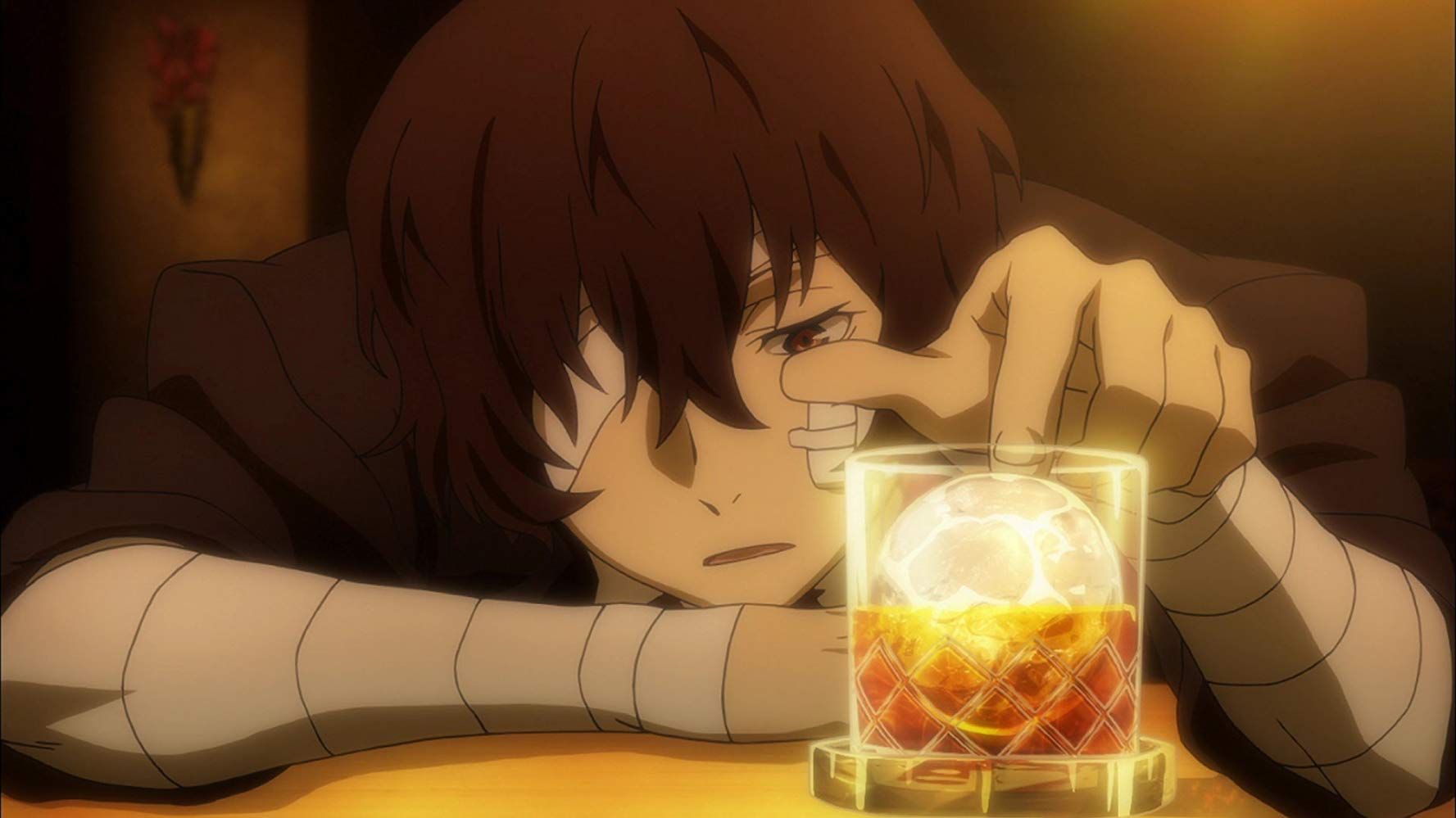 Dazai encara um copo de Whisky com uma bola redonda de gelo, enquanto brinca com  ela. Bungou Stray Dogs, Maratona de Sofá.