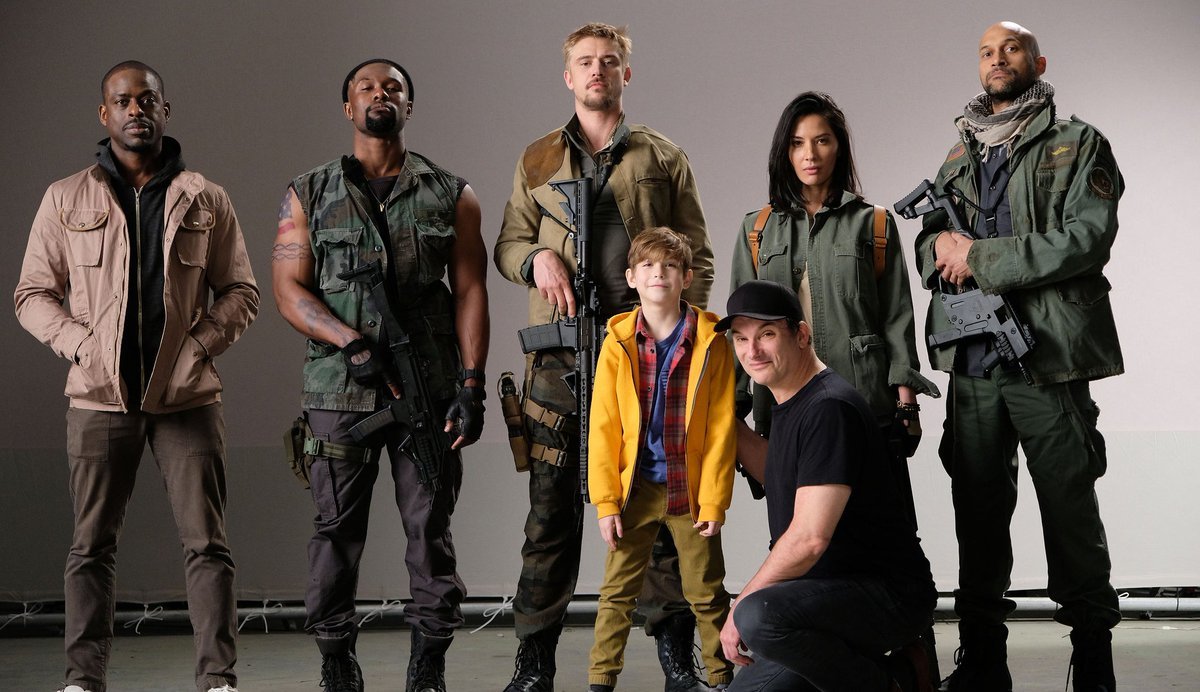 O elenco principal Keegan-Michael Key, Sterling K. Brown, Olivia Munn, Boyd Holbrook, Jacob Tremblay, e Trevante Rhodes. Jacob está na frente da foto, e o diretor Shane Black ajoelhado ao seu lado