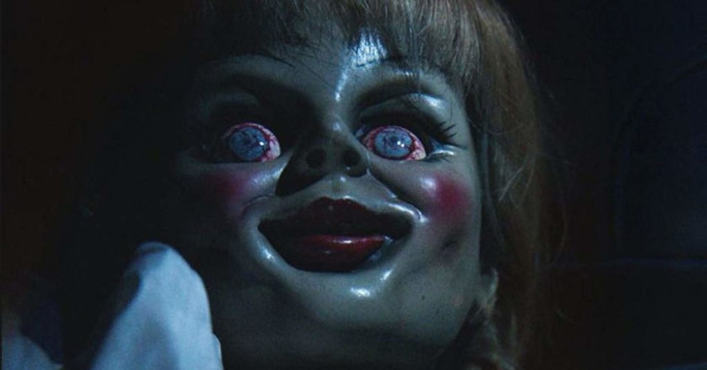 Imagem macabra da boneca Annabelle. Maratona de Sofá.