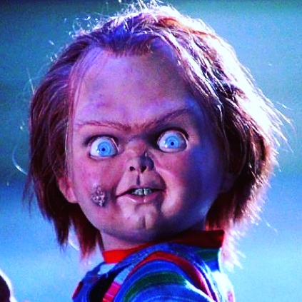 Chuck com um pedaço da cara queimada, olha para câmera com seus olhos malucos. Maratona de Sofá.