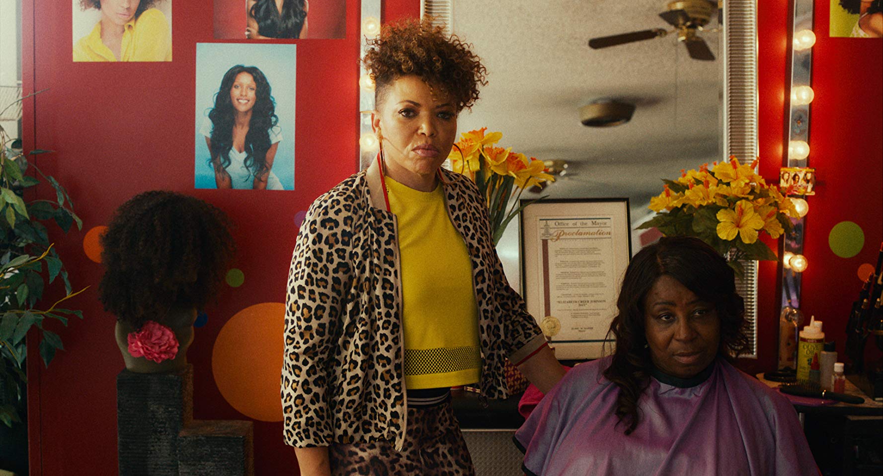Mama Liz (Tisha Campbell-Martin) em seu salão de beleza. Ela é a atriz que fazia Jay, a mãe em Eu, a Patroa e as Crianças