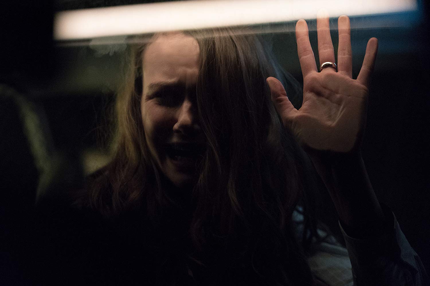 "Alysson(Andi Matichak) batendo num vidro enquanto chora"