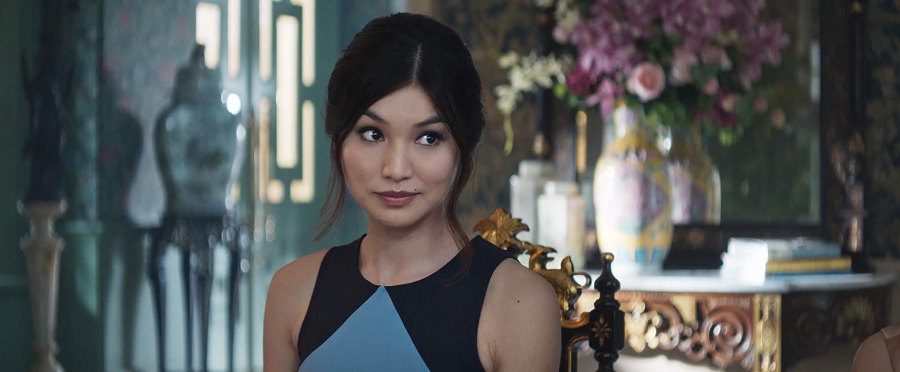 Astrid (Gemma Chan) em close