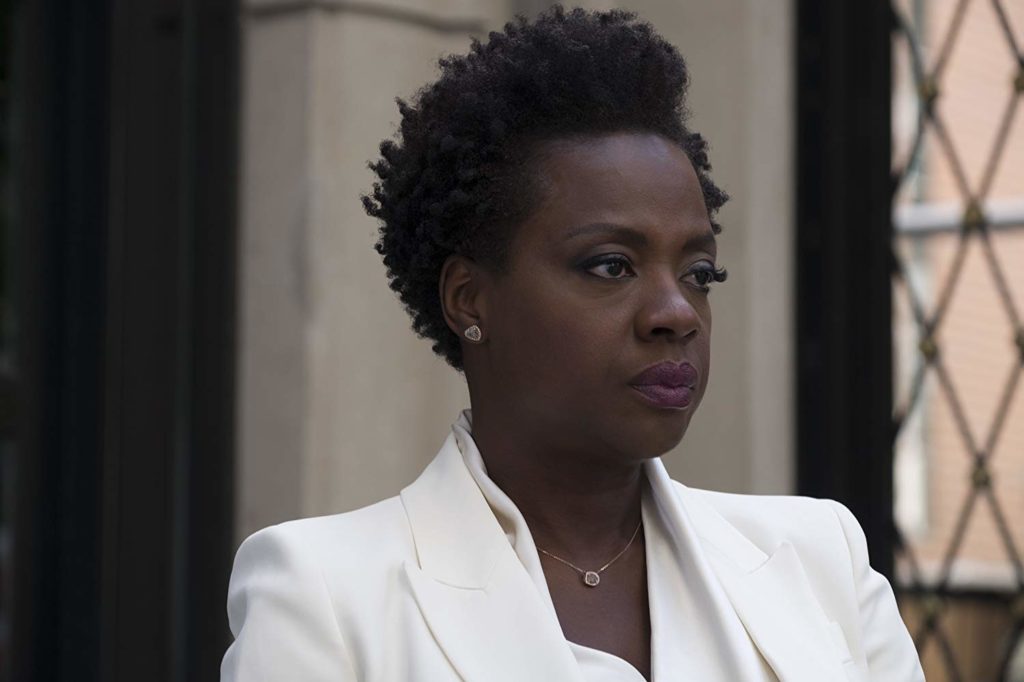 Veronica (Viola Davies), em close, olhando para a direita, para o horizonte