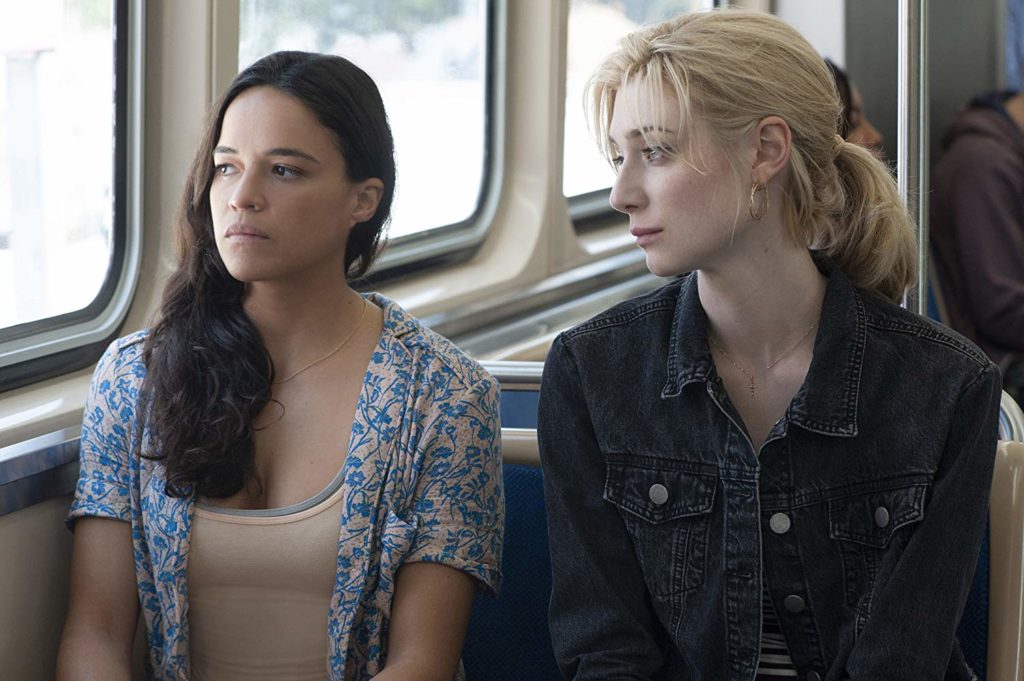 Michelle Rodriguez, Elizabeth Debicki no metrô, olhando pela janela