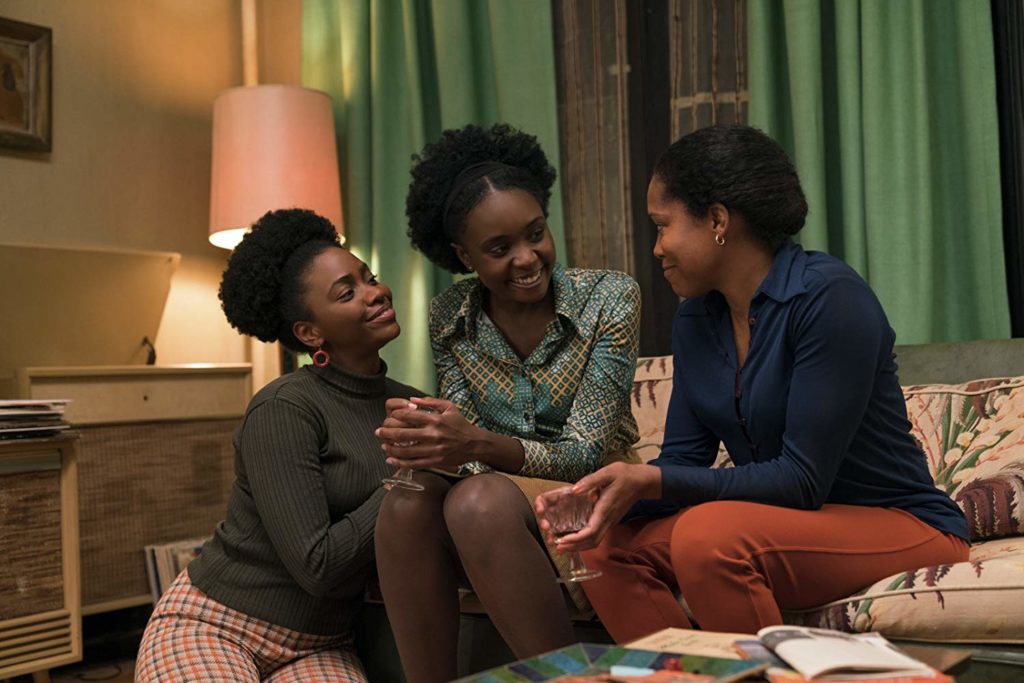 Tish, com sua irmã Ernestine (Teyonah Parris) e sua mãe (Regina King)