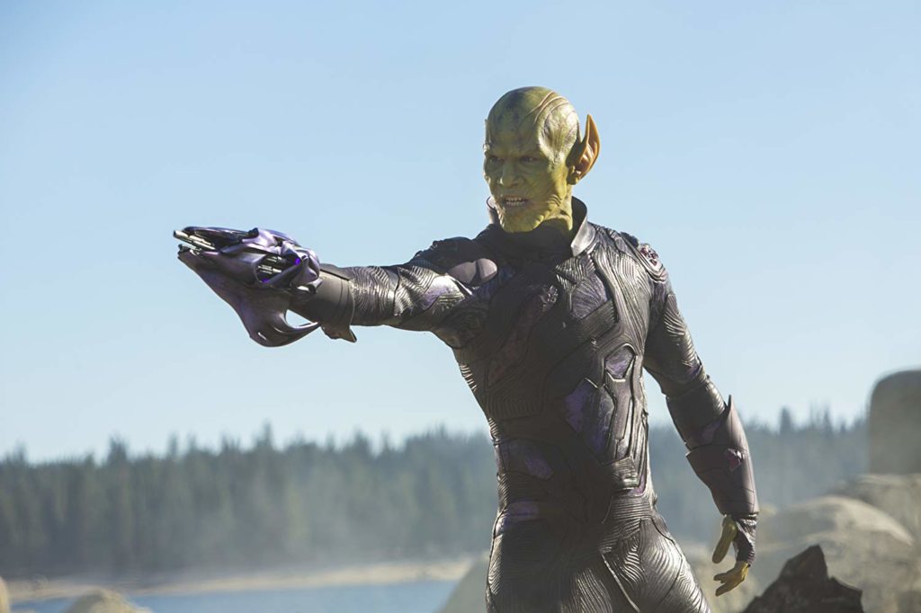 Um Skrull apontando uma arma para alguém fora do enquadramento