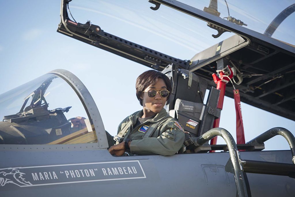 Rombeau (Lashana Lynch) no cockpit de seu avião militar