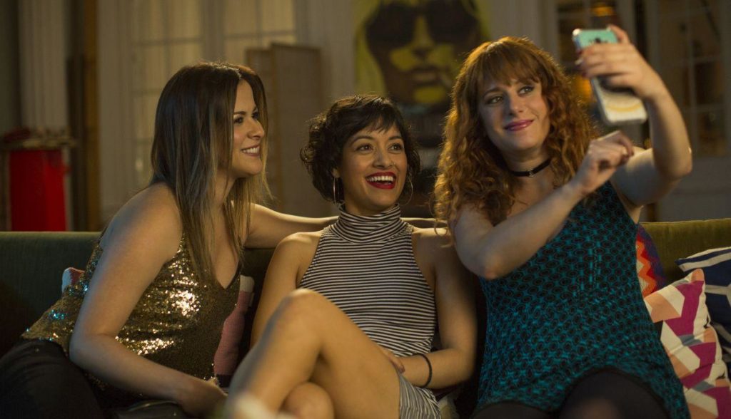 Carol, Nathalia e Maria fé pousam para uma foto. Maratona de Sofá.