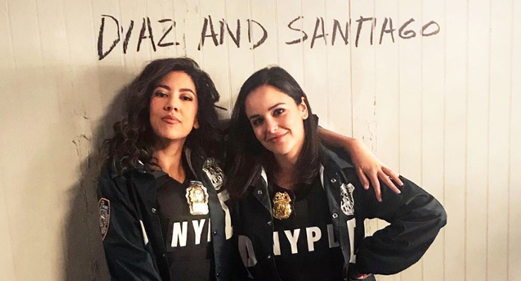 Rosa Diaz e Amy Santiago, personagens do seriado Brooklyn 99. Maratona de Sofá.