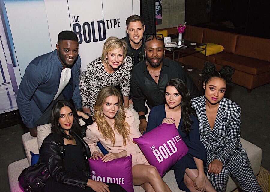Cast de The Bold Type numa foto de promoção da série. Maratona de Sofá.