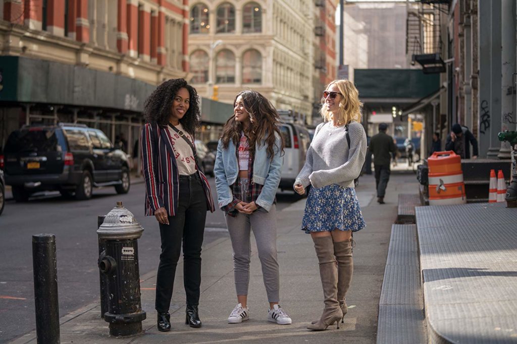 Jenny, Erin e Blair conversando no meio da rua. Maratona de Sofá.