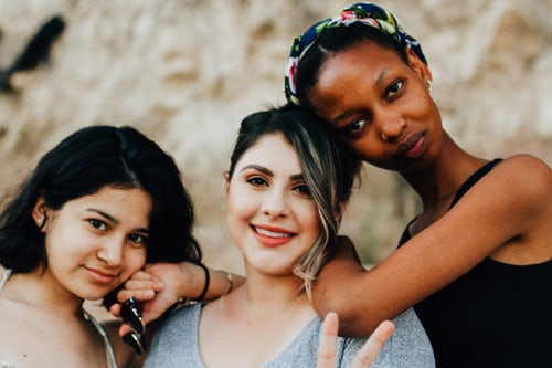 Três amigas de abraçadas Maratona de Sofá.