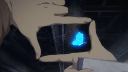 Mãos formam um quadro, que emolduram a borboleta azul que desencadeia o fenômeno Revival. Erased. Maratona de Sofá.