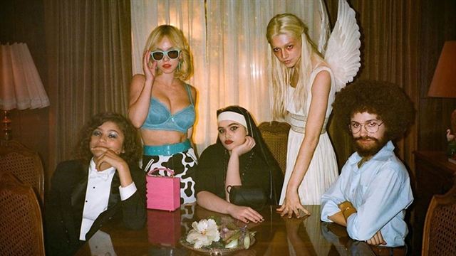 elenco principal da série e suas fantasias de Halloween. Pose. Maratona de Sofá. Romeu e Julieta, Freira sexy, Bob Ross. Euphoria. Maratona de Sofá.