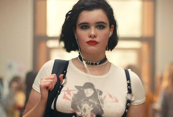 Kat, caminhando pelos corredores da escola, cheia de confiança. Euphoria. Maratona de Sofá.