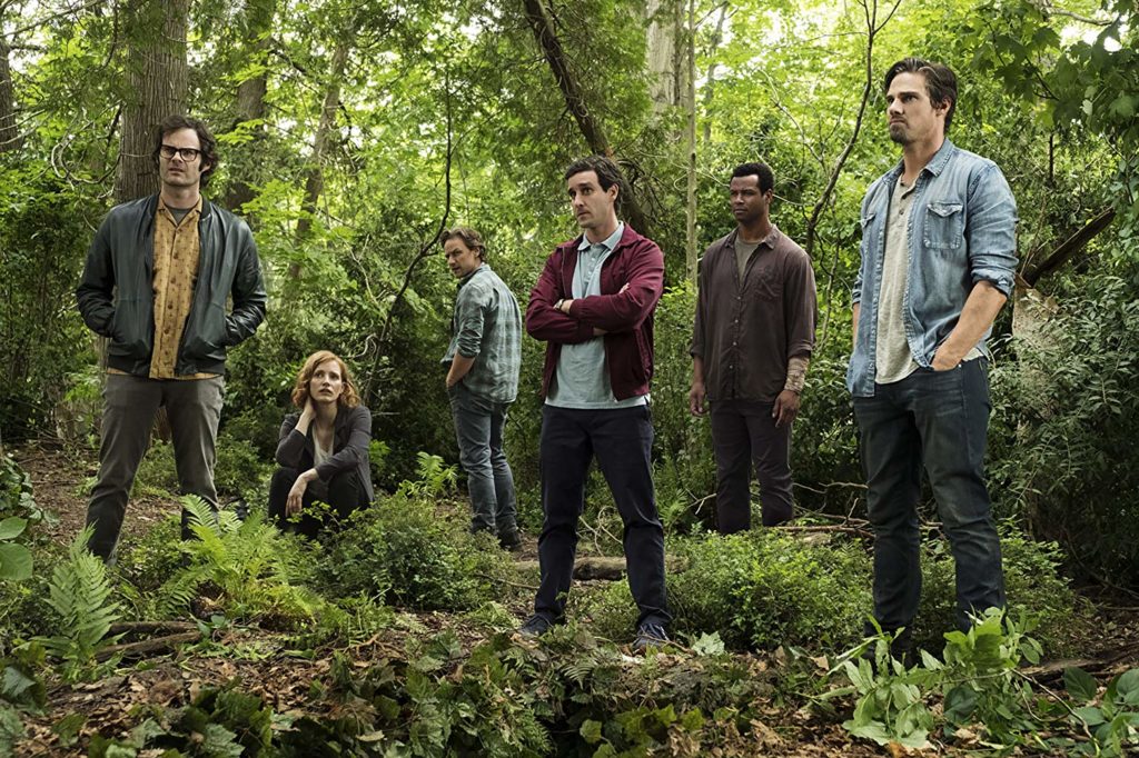 Numa clareira dentro de uma floresta, vemos 6 membros do Clube dos Otários. Da esquerda para direita: Richie (em pé), Beverly (de cocoras), Bill (ao fundo, de costas e olhando para cá), Eddie (de pé e braços cruzados), Mike (em pé) e Ben (em pé)