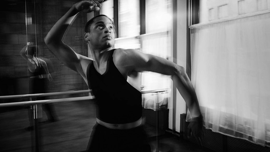 Damon dançando numa sala de dança da sua escola. Pose. Maratona de Sofá.