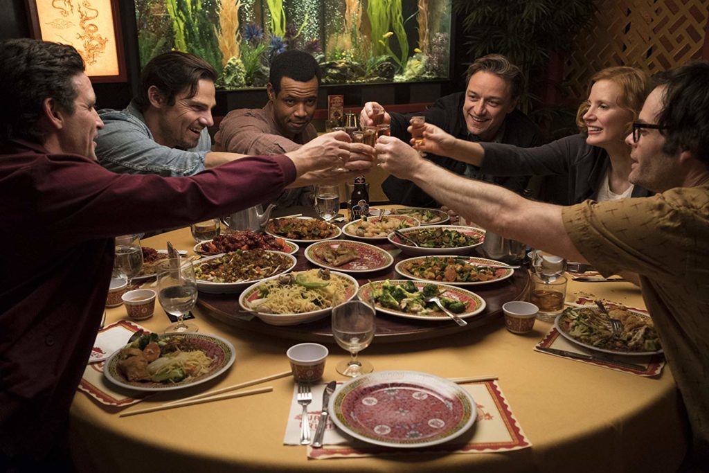 Eddie, Ben, Mike, Bill, Beverly e Richie, ao redor de uma mesa farta, colidem os copos num brinde.