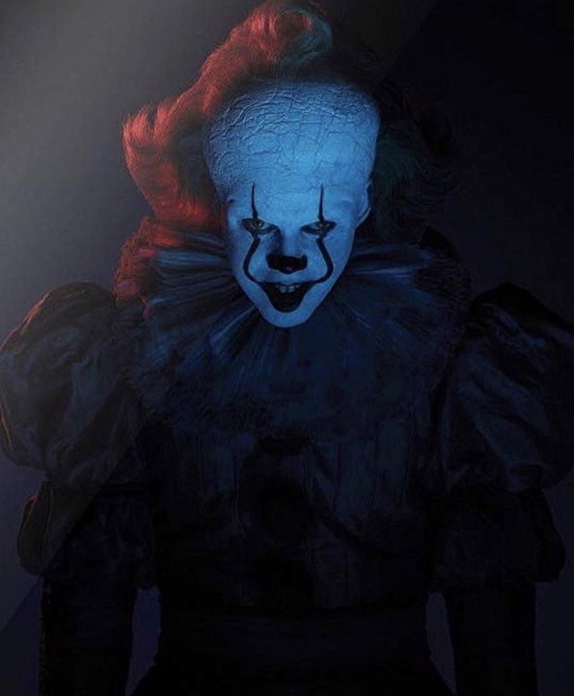 Dentro das sombras, vemos Pennywise da cintura para cima, olhando de forma vesga. o olho direito olha para você.