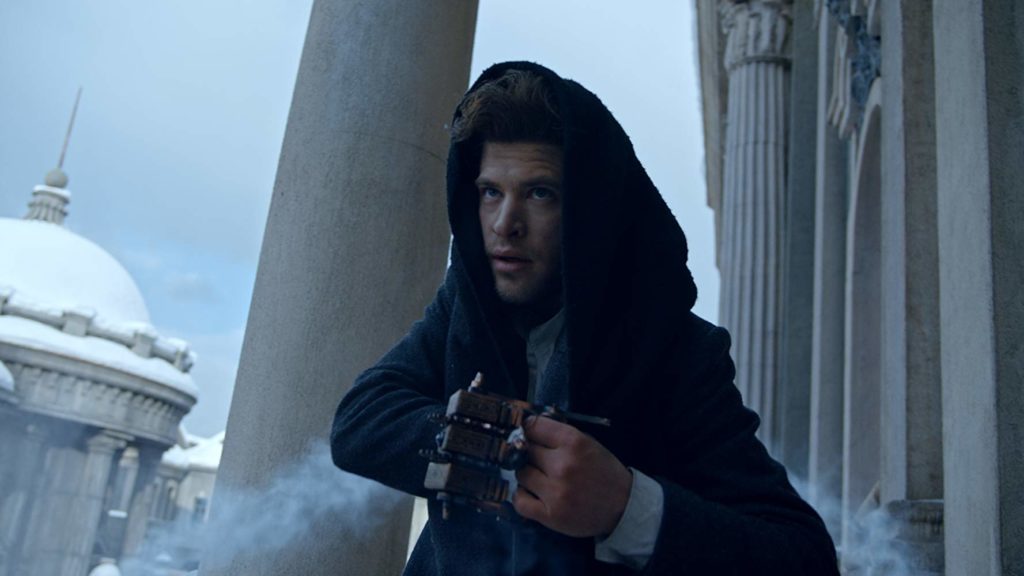 O mocinho do filme (não achei o nome), abaixo da sacada de um prédio, usando um gorro e pondo um equipamento de magia nas mãos