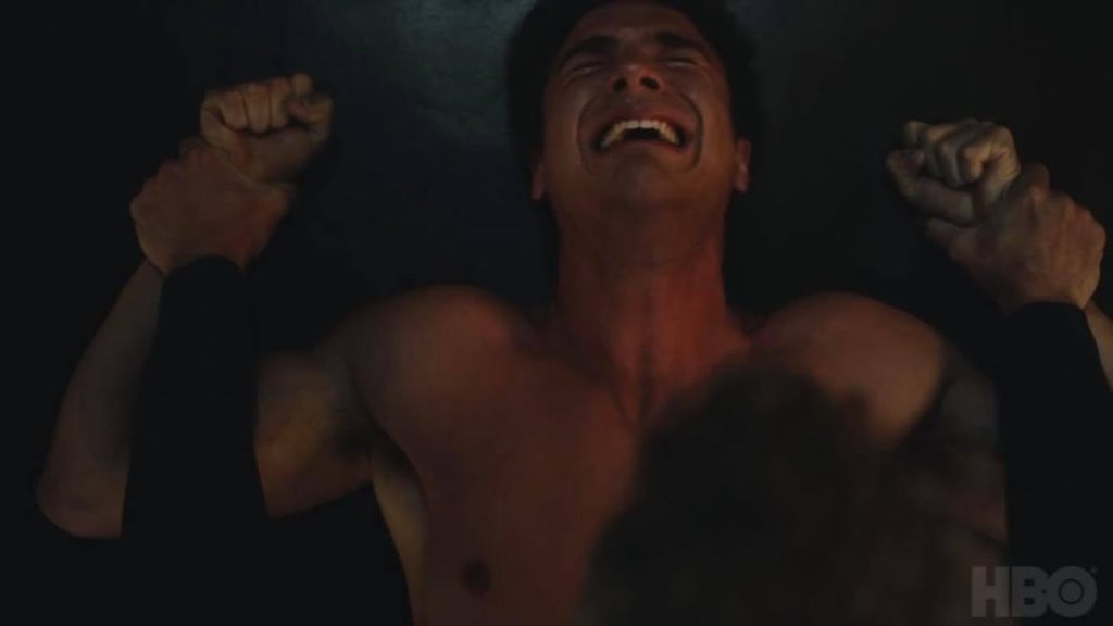 Nate Jacobs, chora e bate a cabeça no chão enquanto seu pai tenta segura-lo. Euphoria. Maratona de Sofá.