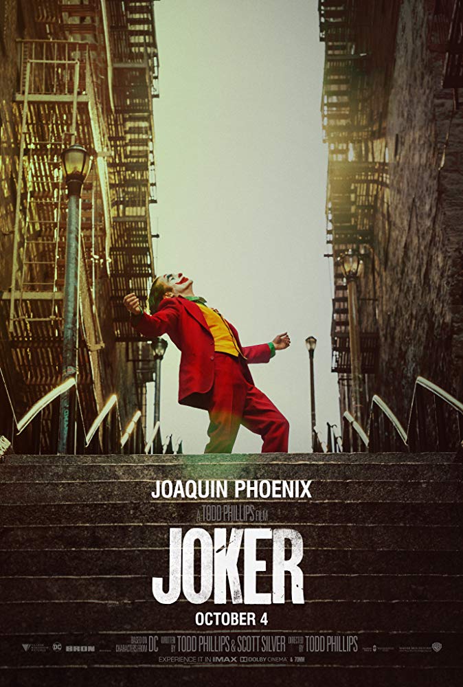 Cartaz do filme composto pelo personagem enquadrado entre dois prédios numa escada, num pongée. O coringa veste um terno vermelho e de braços abertos olha para o céu com os olhos fechados. Suas pernas são ocultas por um lance de escadas que serve de separatriz para o título do filme com as seguintes informações de cima para baixo: Joaquin phoenix (linha 01), A Todd Philips Film (linha 02), Joker (linha 03), October 4 (linha 04), e uma linha dedicada a marcas aos escritores e a direção.