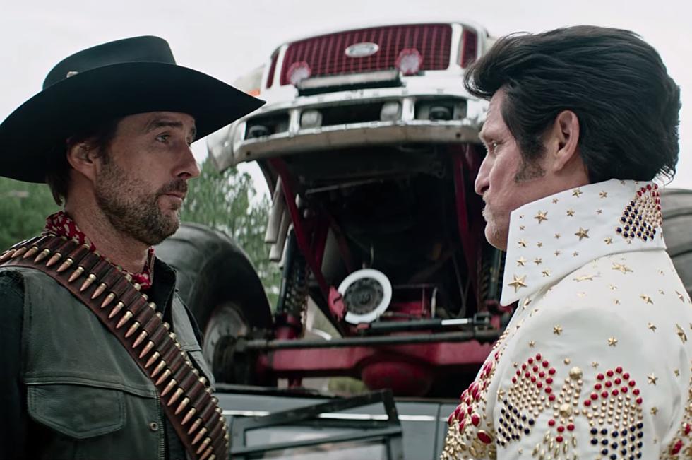 em close, Albuquerque (Luke Wilson) e Tallahassee se encarando, um de cada lado da imagem. Albuquerque com casaco de couro, chapéu de cowboy e pente de munição cruzado no peito. Tallahassee está vestido de Elvis (penteado e tudo). Ao fundo, um monster truck levantado (Está em cima de outro carro)