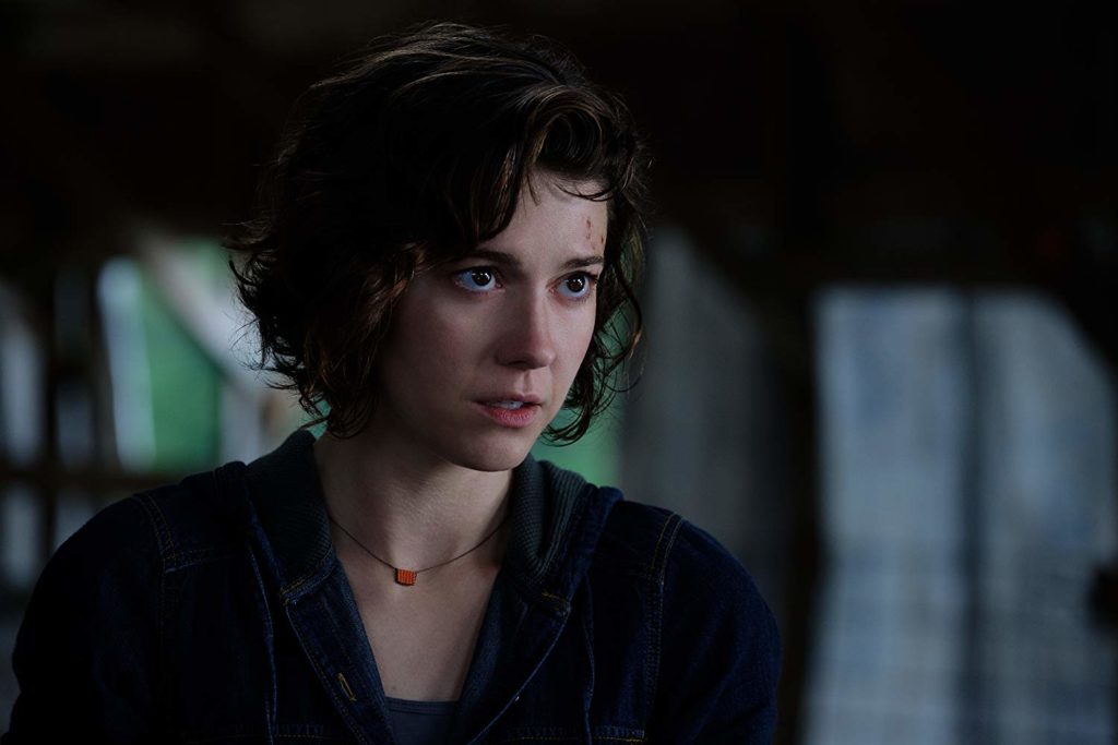 Danny (Mary Elizabeth Winstead), no escuro e em close, olhando para alguém fora do quadro