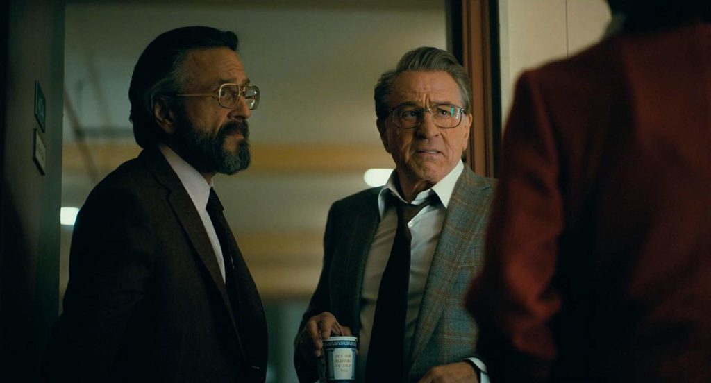  Nesta cena vemos dois personagens no plano principal, e eles interagem com o coringa que está de costas e vemos apenas parte de seu torso. O personagem visto de frente é Murray Franklin.