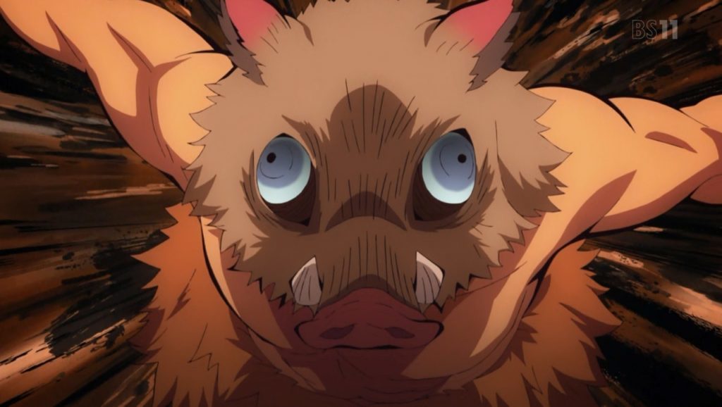 Inosuke, peito desnudo, calça azul, saia de palha, e máscara de javali. Kimetsu No Yaiba, Maratona de Sofá