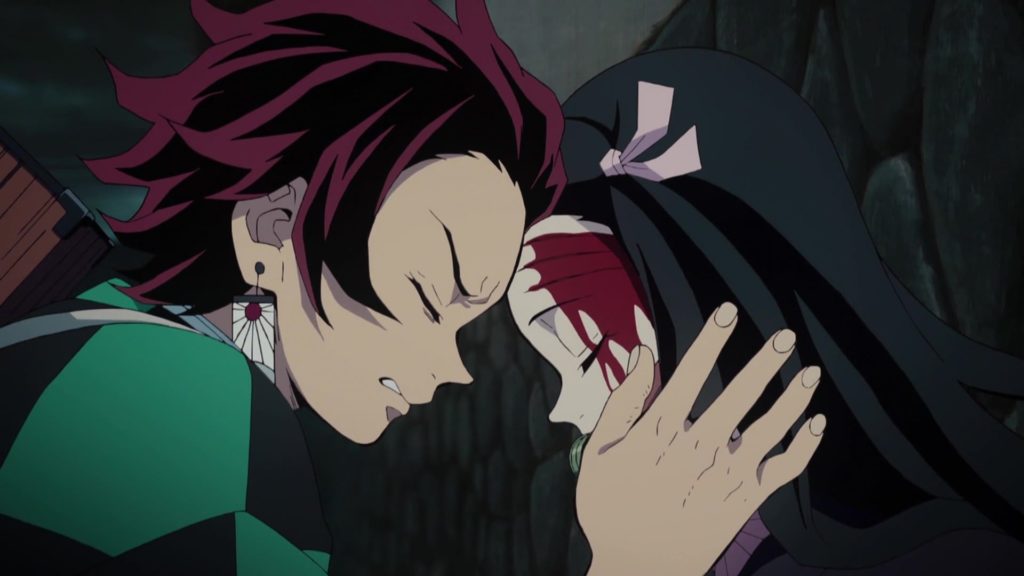 Tanjiro abraça Nezuko, suas testas se encostam. Nezuko tem a testa coberta de sangue. Kimetsu No Yaiba, Maratona de Sofá