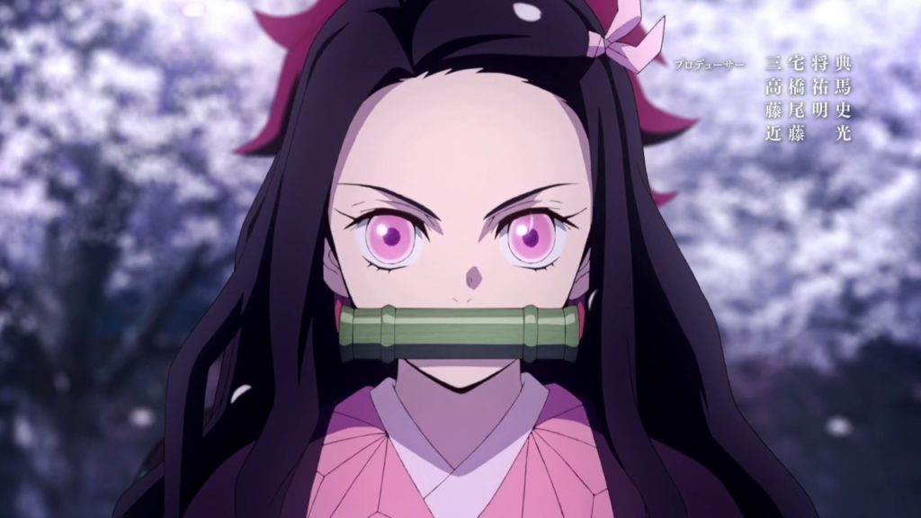Nezuko Kamado após se tornar uma Oni. Lindíssima, olhos e roupa rosa, com uma mordaça feita de bambu na boca para evitar que ela morda outras pessoas. Kimetsu No Yaiba, Maratona de Sofá