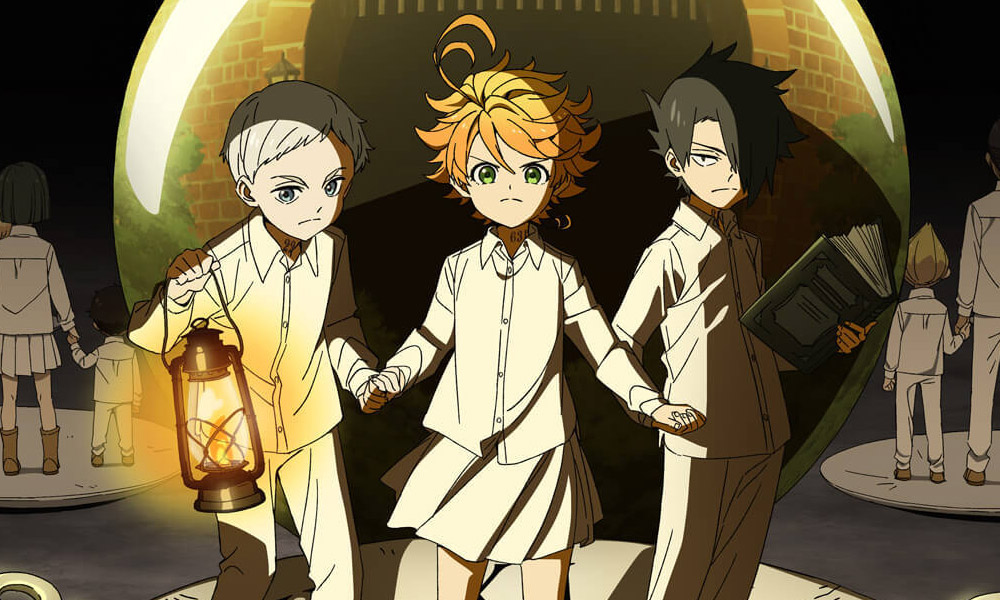 Emma, Ray e Norman, na imagem de capa de Promissed Neverland. De mãos dadas, enquanto Norman segura um candieiro e Ray um livro. The Promissed Neverland. Maratona de Sofá.