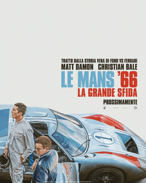 Cartaz Italiano do filme em que se lê o título "Le Mans '66" além da chamada "o grande desafio". O cartaz é uma composição com Ken Miles e Carrol Shelby ao lado do GT40 da ford, um carro pintado com azul claro e detalhes vermelhos.