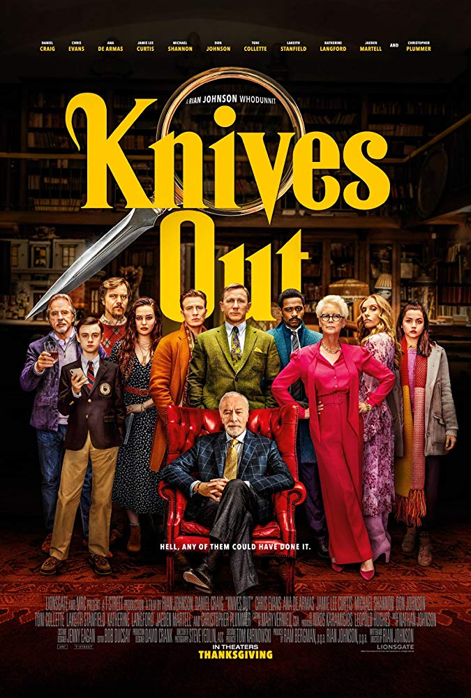 Poster oficial. Ao centro, todo o elenco principal (incluindo familiares e detetives), com Harlan sentado numa poltrona vermelha, a frente de todos. Eles estão dentro da biblioteca da mansão. Acima, o título em Inglês (Knives Out), com a marca (uma lupa cujo cabo é uma adaga) logo atrás.