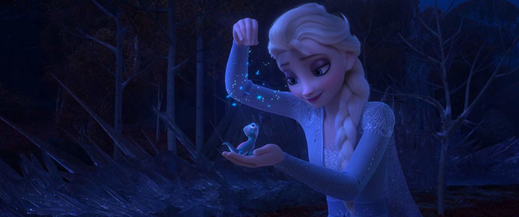 num bosque à noite, Elsa está com a salamandra / espírito do fogo na mão esquerda. deixando cair flocos de neve com a mão direita. Ambas estão felizes.